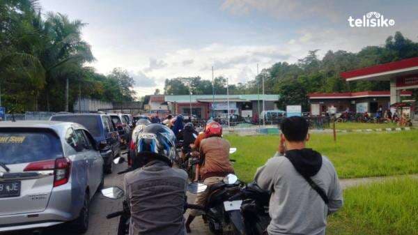 Carut Marut Pertalite di Tengah Antrian Panjang Carut Marut Pertalite di Tengah Antrian Panjang