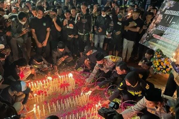 Ribuan Bonek dan Warga Surabaya Doa Bersama untuk Korban Kanjuruhan