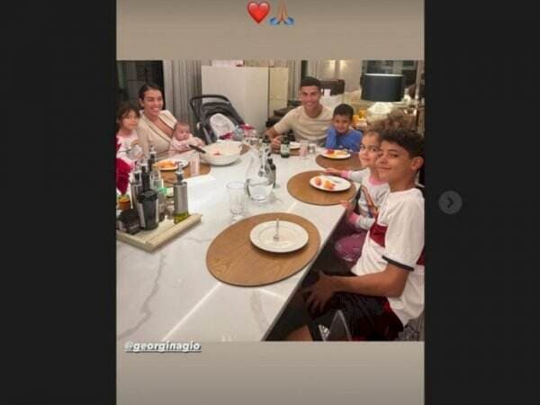 Jadi Kayu Mati di Man United, Cristiano Ronaldo Hibur Diri dengan Makan Bareng Keluarga