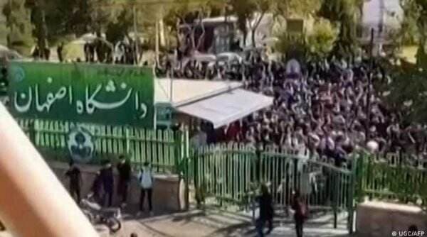 Aksi Protes Mahasiswa Iran Rusuh, Polisi Tutup Kampus Terkemuka di Teheran