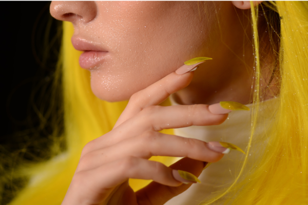 10 Inspirasi Warna Rambut Kuning Ini Memancarkan Aura Ceria 10 Inspirasi Warna Rambut Kuning Ini Memancarkan Aura Ceria