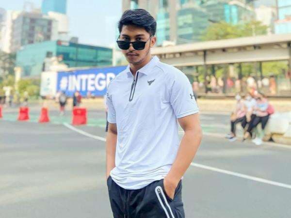 Fakta Unik Efriel, Guru Tampan Viral Idola Para Murid Ternyata Atlet Pencak Silat Fakta Unik Efriel, Guru Tampan Viral Idola Para Murid Ternyata Atlet Pencak Silat