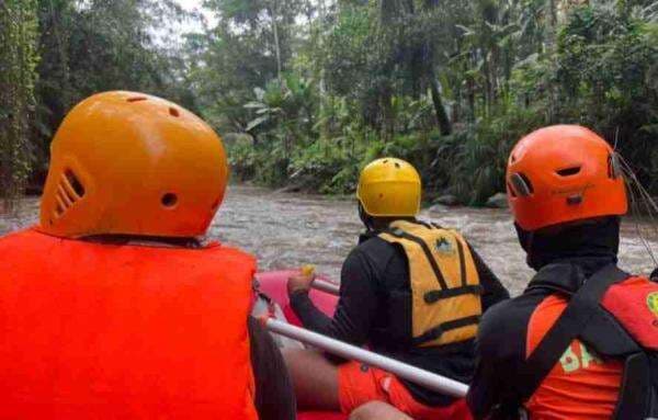 Seorang WNA Amerika di Bali Hilang Terseret Banjir saat Rafting di Sungai Ayung Seorang WNA Amerika di Bali Hilang Terseret Banjir saat Rafting di Sungai Ayung