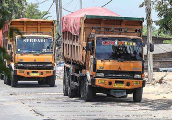 Arus Lalin di Simpang Lima Krian Sidoarjo Sempat Terkunci Arus Lalin di Simpang Lima Krian Sidoarjo Sempat Terkunci