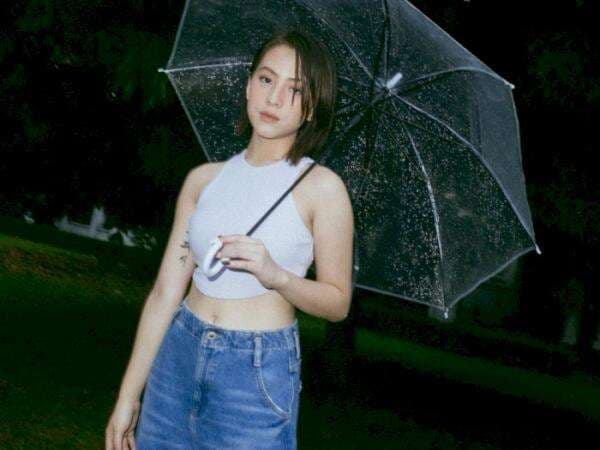 Hujan-Hujan, Zara Adhisty Malah Makan Mie Kuah Pakai Roti, Gimana Ya Rasanya? Hujan-Hujan, Zara Adhisty Malah Makan Mie Kuah Pakai Roti, Gimana Ya Rasanya?