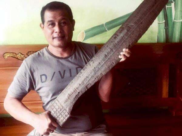 Pria Wonogiri Punya Ratusan Pusaka Raksasa, Ada yang Dibuat dari Batu Meteor Pria Wonogiri Punya Ratusan Pusaka Raksasa, Ada yang Dibuat dari Batu Meteor
