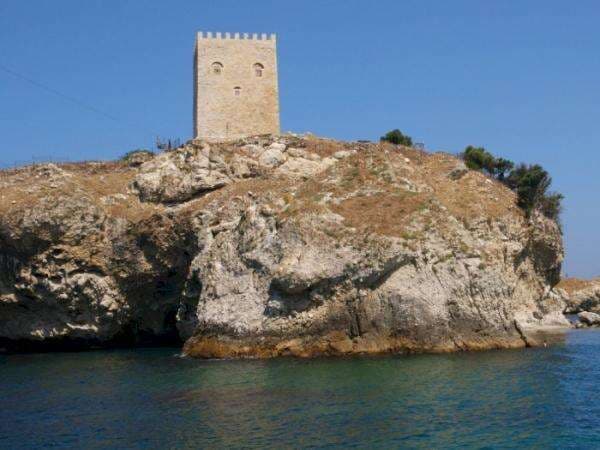 Healing di Kota Ini Bisa Lihat Mercusuar Aktif Terbesar di Dunia dan Kastil ‘SpongeBob’ Healing di Kota Ini Bisa Lihat Mercusuar Aktif Terbesar di Dunia dan Kastil ‘SpongeBob’