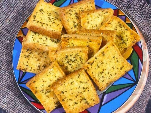 Resep Garlic Bread Roti Tawar ala Pizza Hut dengan Teflon, tanpa Oven! Resep Garlic Bread Roti Tawar ala Pizza Hut dengan Teflon, tanpa Oven!