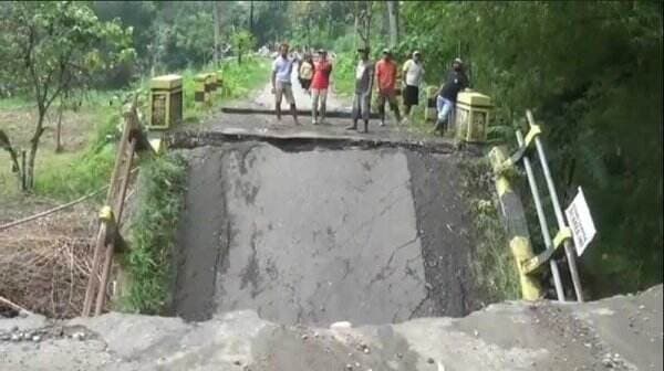 Banjir dan Tanah Longsor di Malang Sebabkan Jembatan Putus Hingga Desa Terisolir