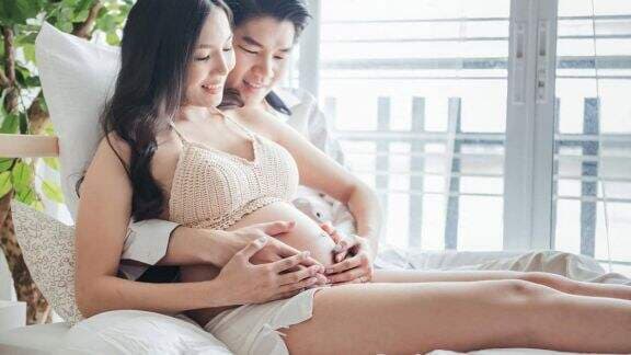 3 Posisi Seks yang Aman saat Hamil Tua, Tetap Enak dan Menggairahkan Moms! 3 Posisi Seks yang Aman saat Hamil Tua, Tetap Enak dan Menggairahkan Moms!