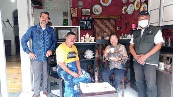 Kedai Kopi Hamur Mbah Ndut Kayutangan “Berkonsep Heritage”Jadi Jujugan Wisatawan Mancanegara. Bahkan, Mantan Menteri Perdagangan Era SBY Juga Berkun.. Kedai Kopi Hamur Mbah Ndut Kayutangan “Berkonsep Heritage”Jadi Jujugan Wisatawan Mancanegara. Bahkan, Mantan Menteri Perdagangan Era SBY Juga Berkun..