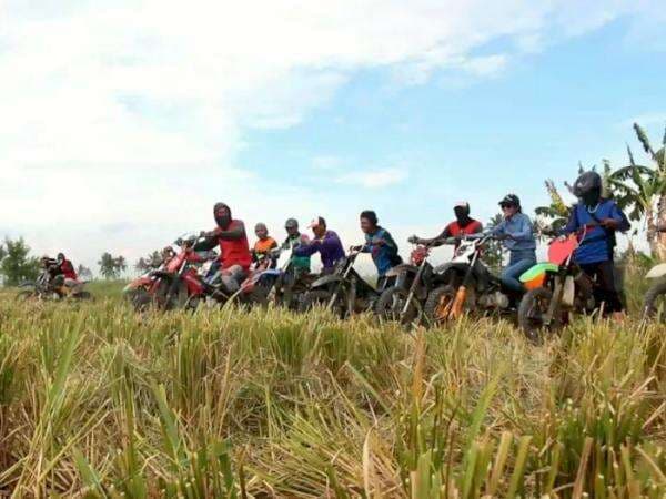 Unik! Ada Taksi Gabah di Sulsel, Angkutan Pedesaan yang Bentuknya Mirip Motorcross Unik! Ada Taksi Gabah di Sulsel, Angkutan Pedesaan yang Bentuknya Mirip Motorcross