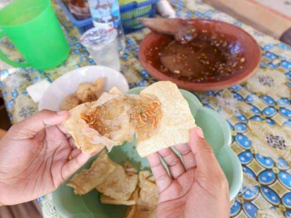 Krenyes! Kerupuknya Orang Sumenep Berisi Mie Krispi dan Abon Ikan, Enak Pakai Kuah Rujak Krenyes! Kerupuknya Orang Sumenep Berisi Mie Krispi dan Abon Ikan, Enak Pakai Kuah Rujak