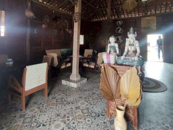 Kedai Kopi Ini Mengusung Nuansa Kerajaan, Seperti Kembali ke Zaman Majapahit Kedai Kopi Ini Mengusung Nuansa Kerajaan, Seperti Kembali ke Zaman Majapahit