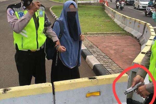 Identitas Lengkap Wanita Bercadar Penerobos Istana Negara Terkuak (2) Identitas Lengkap Wanita Bercadar Penerobos Istana Negara Terkuak (2)