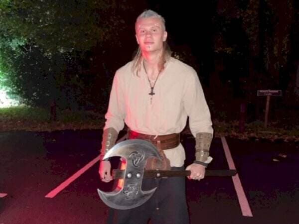 Pegang Kapak Bermata Dua di Halloween 2022, Erling Haaland Mirip Wiro Sableng! Pegang Kapak Bermata Dua di Halloween 2022, Erling Haaland Mirip Wiro Sableng!
