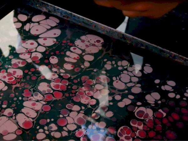 Gak Butuh Kanvas! Orang Turki Melukis di Permukaan Air Pakai Cairan Empedu Sapi, Beneran? Gak Butuh Kanvas! Orang Turki Melukis di Permukaan Air Pakai Cairan Empedu Sapi, Beneran?