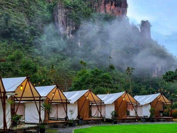Gak Nyangka! Ada Spot Camping Mewah di Bawah Tebing Ini, Vibesnya Mirip Banget Sama Swiss Gak Nyangka! Ada Spot Camping Mewah di Bawah Tebing Ini, Vibesnya Mirip Banget Sama Swiss