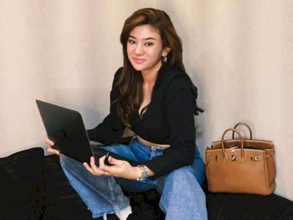 Dituding Pelakor, Seleb TikTok Clara Shinta Santai Rasain Kantor Baru di SCBD: So Happy Dituding Pelakor, Seleb TikTok Clara Shinta Santai Rasain Kantor Baru di SCBD: So Happy