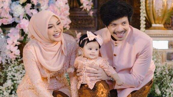Gemas! Baby Ameena Anak Aurel Hermansyah Pakai Baju Motif Macan Tutul, Harganya Bikin Elus Dada: Macan Bukan Sembarang Macan! Gemas! Baby Ameena Anak Aurel Hermansyah Pakai Baju Motif Macan Tutul, Harganya Bikin Elus Dada: Macan Bukan Sembarang Macan!