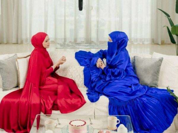 Outfit Dua Artis Malaysia Ini Jadi Sorotan, Disebut Mirip Ikan Cupang Outfit Dua Artis Malaysia Ini Jadi Sorotan, Disebut Mirip Ikan Cupang