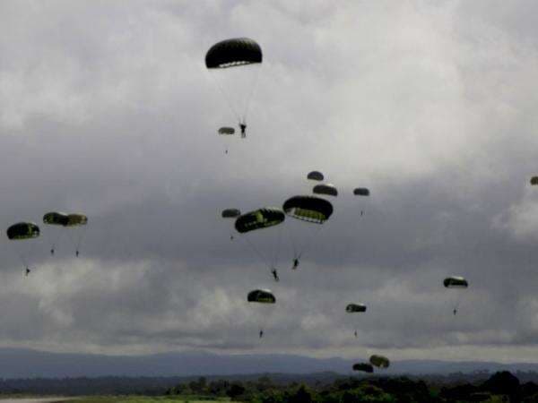 Viral Prajurit TNI Gagal Lepas Parasut dalam Latihan, Begini Faktanya Viral Prajurit TNI Gagal Lepas Parasut dalam Latihan, Begini Faktanya