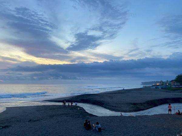 Pantai Munggu: Pantai Hidden Gem Buat Sunset-an di Bali, Bule Jarang Ada yang ke Sini Pantai Munggu: Pantai Hidden Gem Buat Sunset-an di Bali, Bule Jarang Ada yang ke Sini
