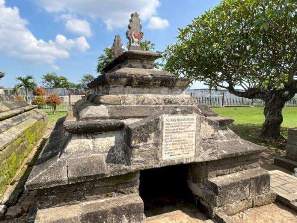 Uniknya Makam Sultan Hasanuddin yang Berundak-undak Seperti Candi, Ternyata Ini Maknanya Uniknya Makam Sultan Hasanuddin yang Berundak-undak Seperti Candi, Ternyata Ini Maknanya