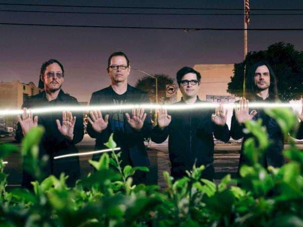 Weezer Bakalan Cover Lagu 'Anak Sekolah' dari Chrisye, Musisi Legendaris Indonesia Weezer Bakalan Cover Lagu 'Anak Sekolah' dari Chrisye, Musisi Legendaris Indonesia