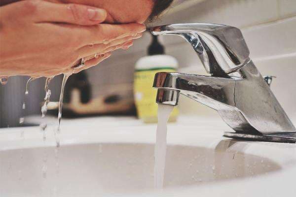 4 Manfaat Mencuci Wajah Sebelum Tidur, Cegah Iritasi Mata Hingga Jerawat 4 Manfaat Mencuci Wajah Sebelum Tidur, Cegah Iritasi Mata Hingga Jerawat