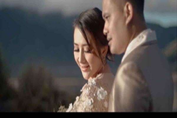 Kades Cantik Angely Emitasari Menikah, Gelar Pesta Paling Meriah di Lamongan Kades Cantik Angely Emitasari Menikah, Gelar Pesta Paling Meriah di Lamongan