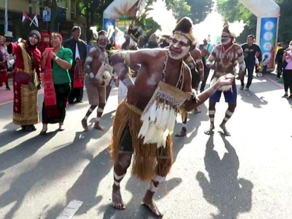 Suku Asmat Rela Jauh-jauh dari Papua ke Solo demi Melestarikan Budaya, Aksinya Bikin Kagum Suku Asmat Rela Jauh-jauh dari Papua ke Solo demi Melestarikan Budaya, Aksinya Bikin Kagum