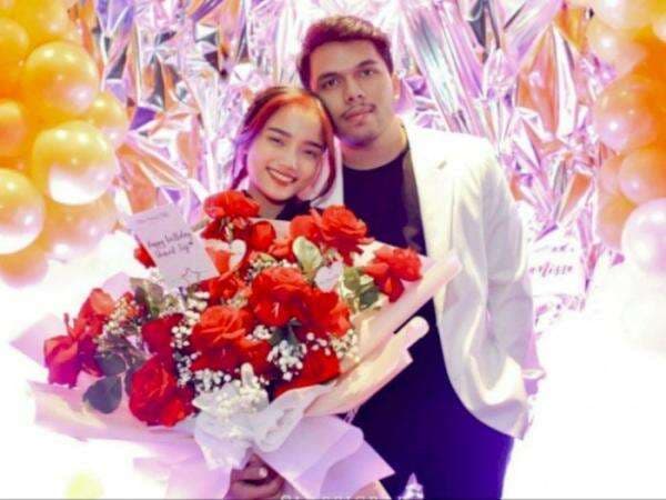 Thariq Beri Fuji Kalung Dior Seharga Rp15 Juta, Netizen: No Kaleng-kaleng Sugar Daddy-nya! Thariq Beri Fuji Kalung Dior Seharga Rp15 Juta, Netizen: No Kaleng-kaleng Sugar Daddy-nya!