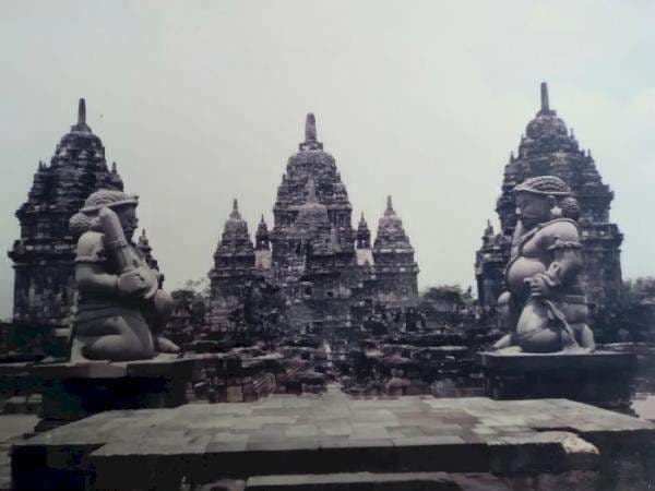 5 Mitos Candi Prambanan yang Dipercaya, Salah Satunya Jangan Pacaran di Sini! 5 Mitos Candi Prambanan yang Dipercaya, Salah Satunya Jangan Pacaran di Sini!