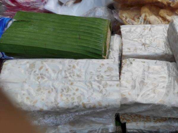 Tempe Dibungkus Daun Pisang Kenapa Lebih Enak Ketimbang Bungkus Plastik, Ini Alasannya! Tempe Dibungkus Daun Pisang Kenapa Lebih Enak Ketimbang Bungkus Plastik, Ini Alasannya!