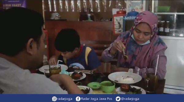 Referensi Kuliner Jogja, Sego Empal Bu Warno Eksis Sejak 1970 Referensi Kuliner Jogja, Sego Empal Bu Warno Eksis Sejak 1970