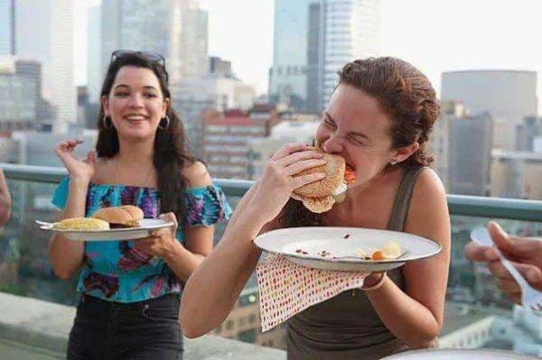 Ini Alasan Kenapa Anda Dilarang Makan Sambil Berdiri Ini Alasan Kenapa Anda Dilarang Makan Sambil Berdiri