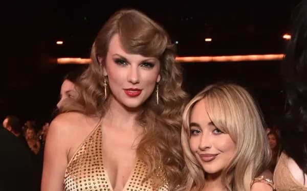 Tinggi Badan Taylor Swift Jadi Sorotan di American Music Awards 2022 Tinggi Badan Taylor Swift Jadi Sorotan di American Music Awards 2022