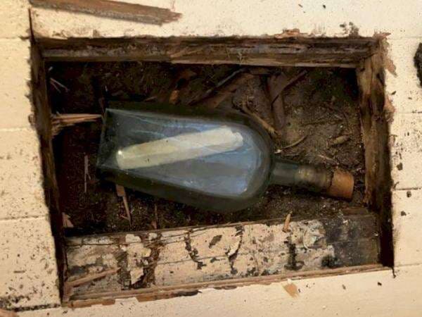 Ilmuwan Dikerjain, Catatan Tua yang Disimpan di Dalam Botol Kaca Berisikan Hal Konyol Ilmuwan Dikerjain, Catatan Tua yang Disimpan di Dalam Botol Kaca Berisikan Hal Konyol