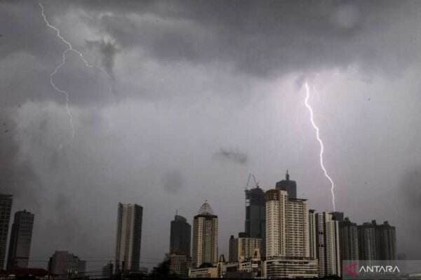 Sejumlah Wilayah Jakarta Berpotensi Hujan Disertai Petir Siang dan Sore Hari