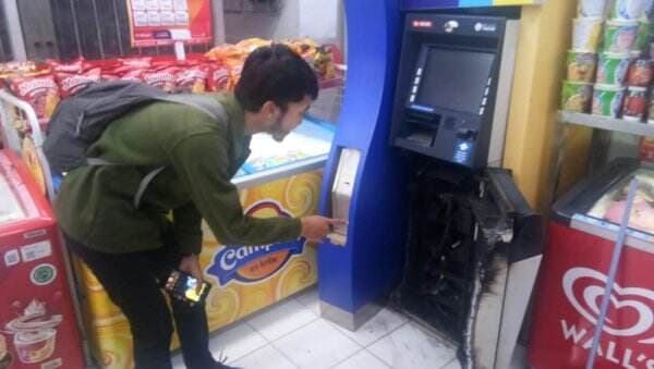 Bacoki Warga dan Jebol Plafon Alfamart, Begini Aksi Dua Penjahat Bersenjata saat Kuras ATM Bank BJB di Karanganyar Lebak