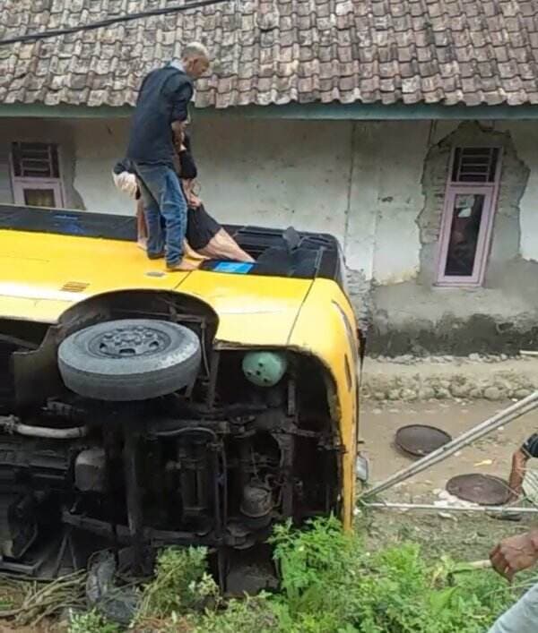 Peristiwa Mengerikan di Tanjakan Jaura, Tiba-tiba Bus Mahasiswa Untirta yang Hendak ke Baduy Terguling