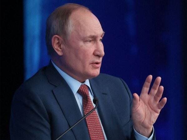 Ada yang Salah, Tangan Presiden Vladimir Putin Berubah jadi Ungu!