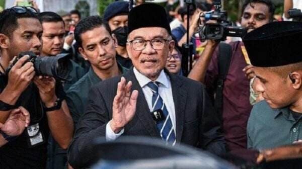 Rampingkan Kabinet Tak Mau Terima Gaji Anwar Ibrahim Patut Dicontoh