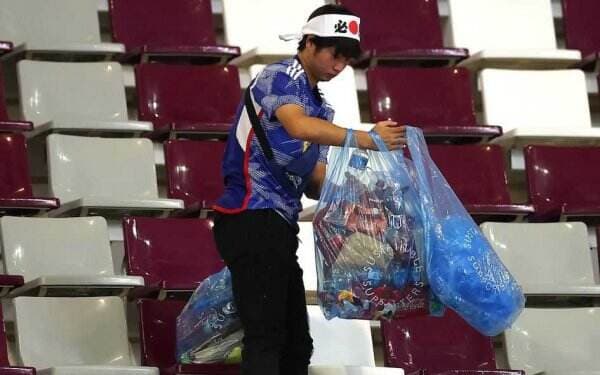 Dipuji Dunia, Fans dan Pemain Jepang Bersih-bersih Usai Pertandingan