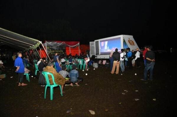 TNI AL Hibur Anak anak Korban Gempa Cianjur Nobar Di Smart Truck