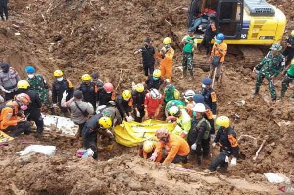 Jenazah Ayah-anak Terkubur Longsor Akibat Gempa Cianjur Berhasil Dievakuasi