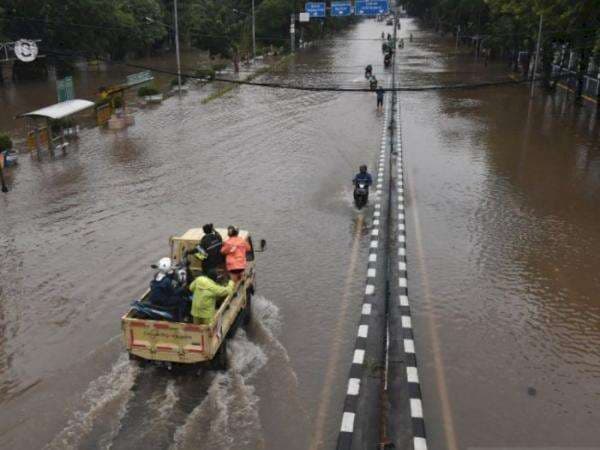 Beberapa wilayah di DKI Jakarta Masih Terendam Banjir Beberapa wilayah di DKI Jakarta Masih Terendam Banjir