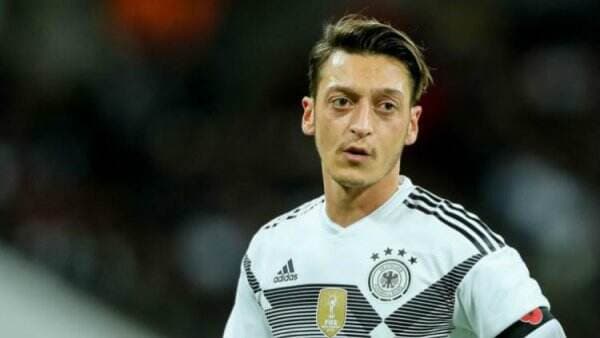 Piala Dunia 2022: Serang Timnas Jerman, Suporter Qatar Arak Foto Mesut Ozil di Stadion
