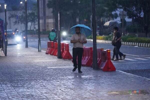Cuaca Jawa Timur Hari Ini, BMKG Juanda Keluarkan Peringatan, Warga Sedia Payung
